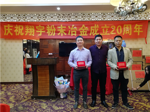 廠長為入職滿10年以上員工頒發禮品 廠長為入職滿10年以上員工頒發禮品