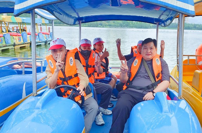 1698827958205462.jpg 翔宇小伙伴們在飛天湖公園游船.jpg