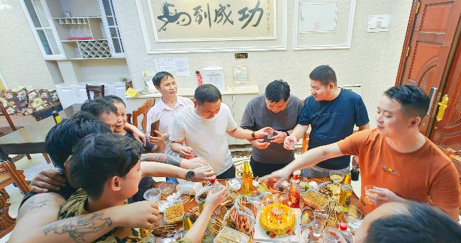 1698828241148455.jpg 清遠別墅內(nèi)的假日狂歡1.jpg