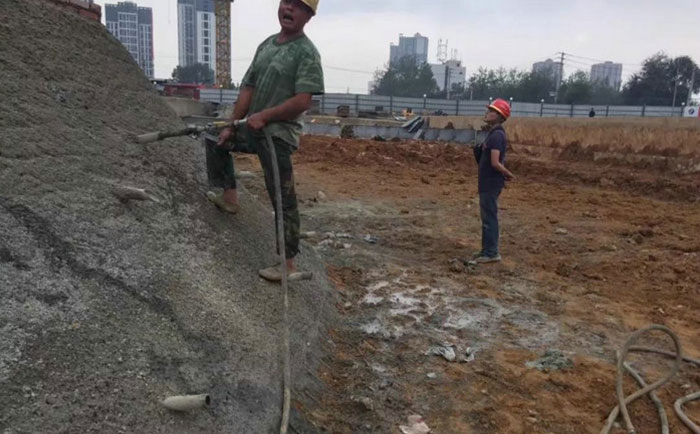 邊坡防滲注漿，可灌注環(huán)氧樹脂、聚脲樹脂、丙烯酸鹽等化學灌漿堵漏材料